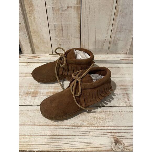 Minnetonka Tan Suede Moccasin's kid's‎ Shoe Size 6 - Picture 1 of 6